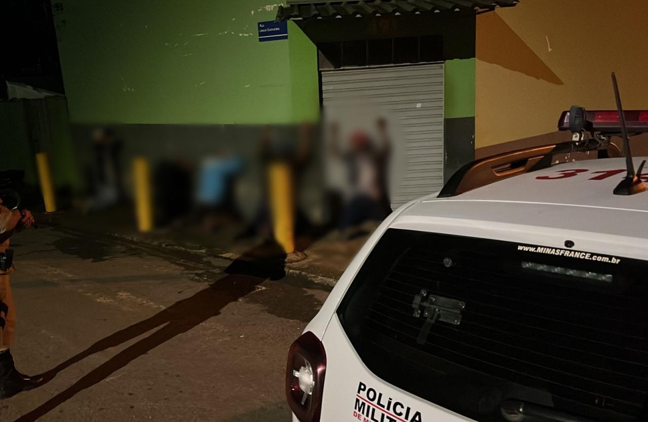 Seis são presos e dois apreendidos após briga generalizada próximo à ginásio de esportes em Campos Altos