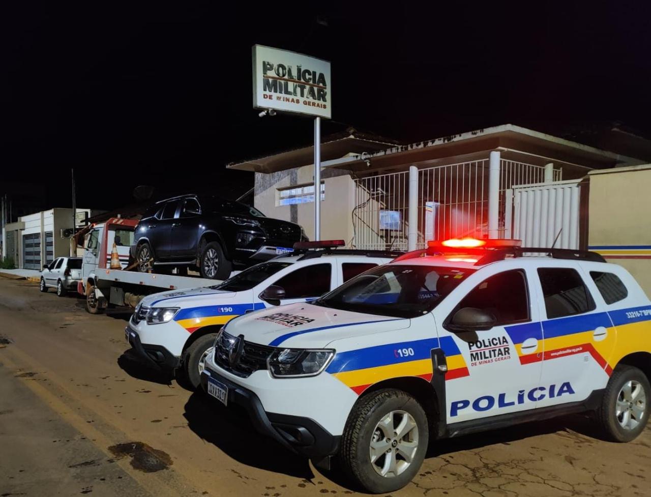 Após condutor furar bloqueio na BR-262, carro clonado é apreendido pela PM em Luz