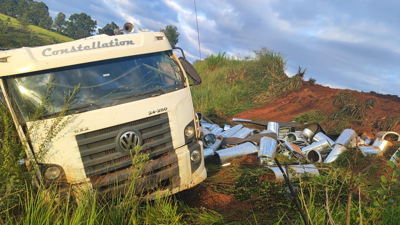 Caminhão capota na BR-262 em Campos Altos; vítima saiu ilesa