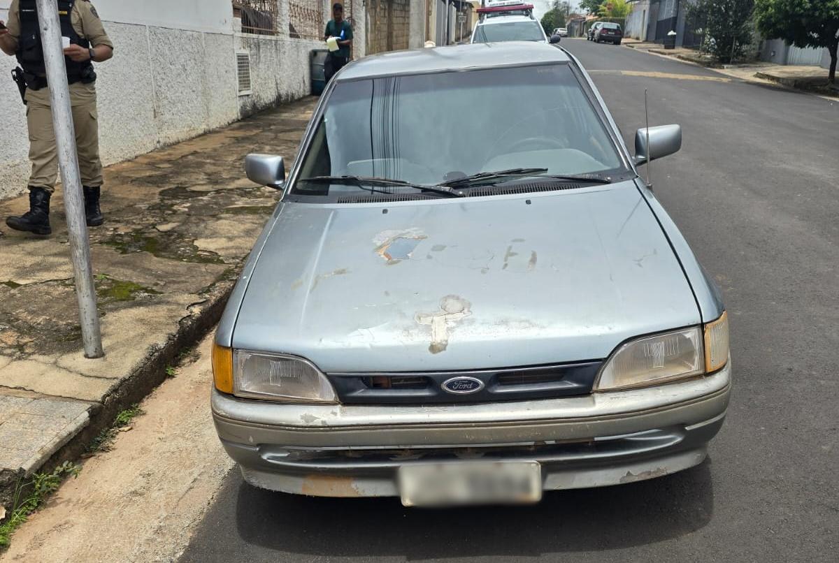 Dois são presos e carro furtado é apreendido pela Polícia Militar após perseguição, em Campos Altos