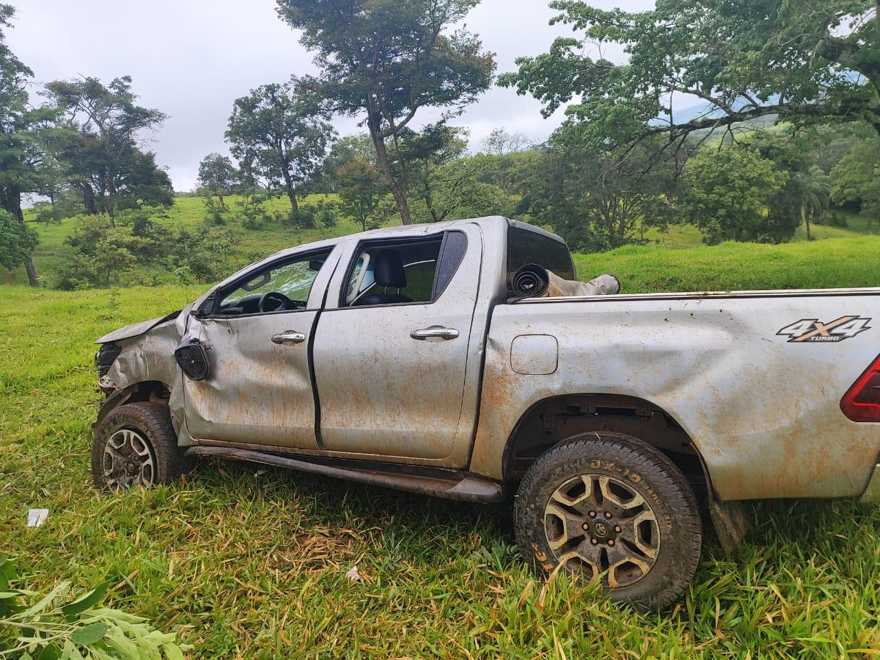 Hilux que seguia de Ibiá para Campos Altos capota na BR-262; veículo era ocupado por duas pessoas