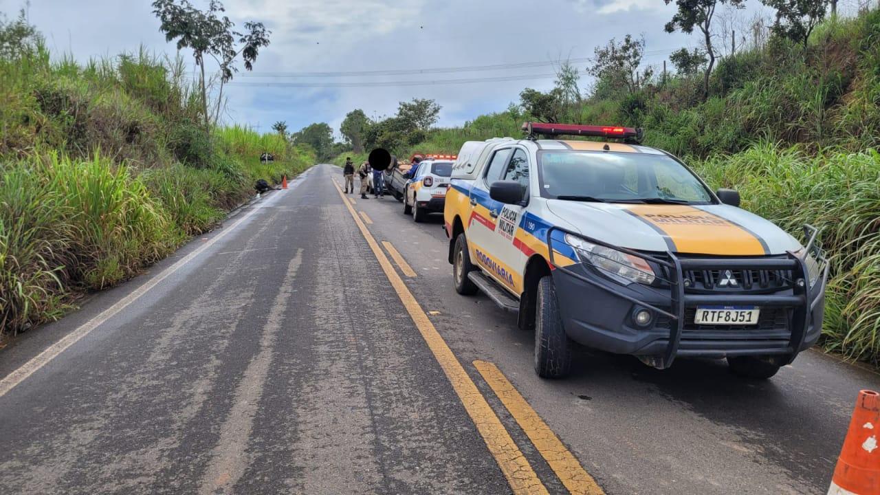 Motorista fica ferido após carro colidir em vaca e capotar na LMG-891, em Córrego Danta