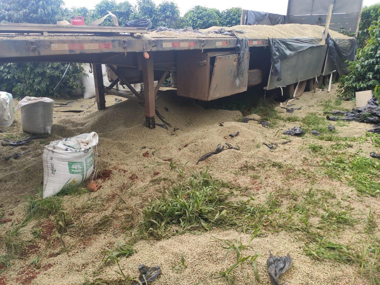 Nove são detidos após roubo de 27 toneladas de café em pátio de posto na BR-262 em Ibiá