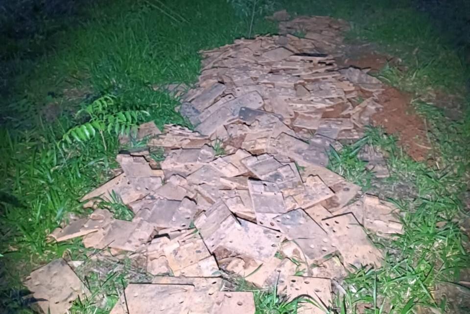 Quatro toneladas de material furtado de linha férrea são recuperados pela Polícia Militar em Campos Altos; dois foram presos