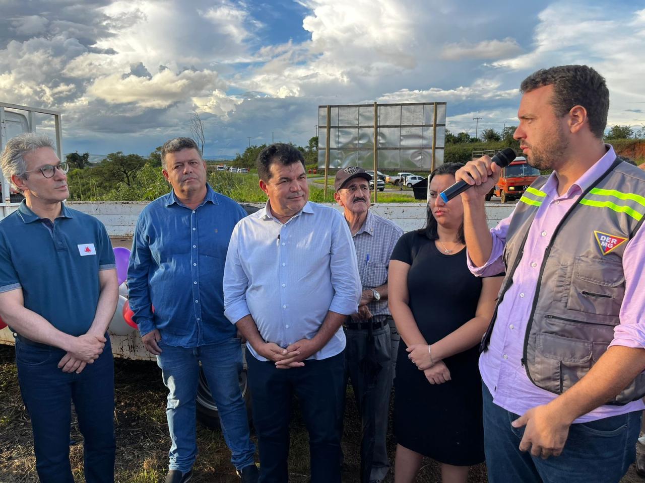 Romeu Zema vistoria novo asfalto na LMG-827, que liga Pratinha à BR-262; prefeito comenta importância da obra