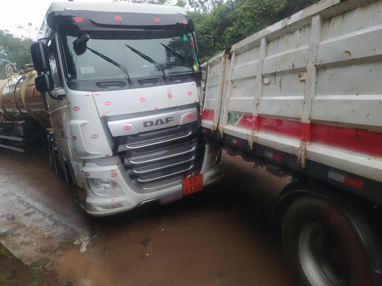 Acidente na BR-262 em Ibiá envolve dois veículos de carga e interrompe parcialmente o tráfego na via