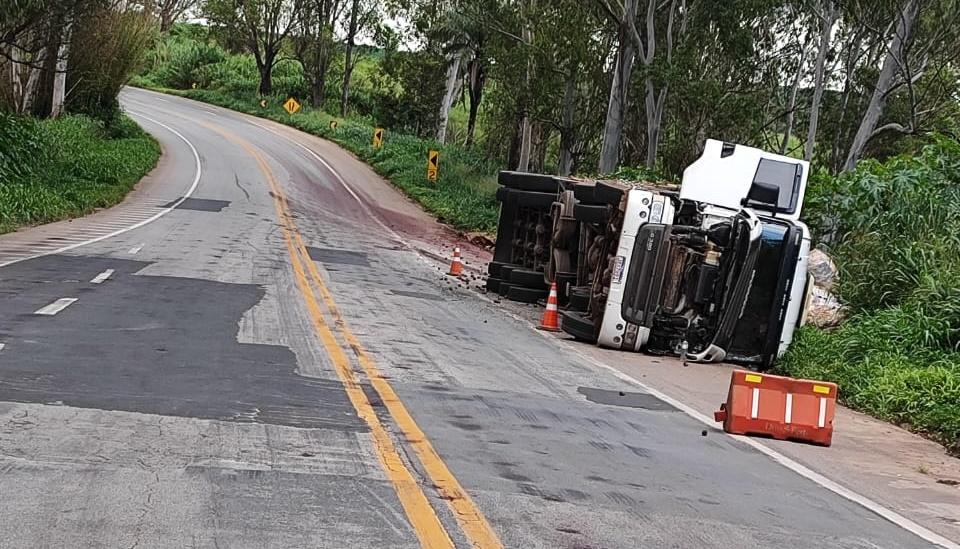 Carreta tomba na BR-262 em Campos Altos; motorista teve ferimentos leves