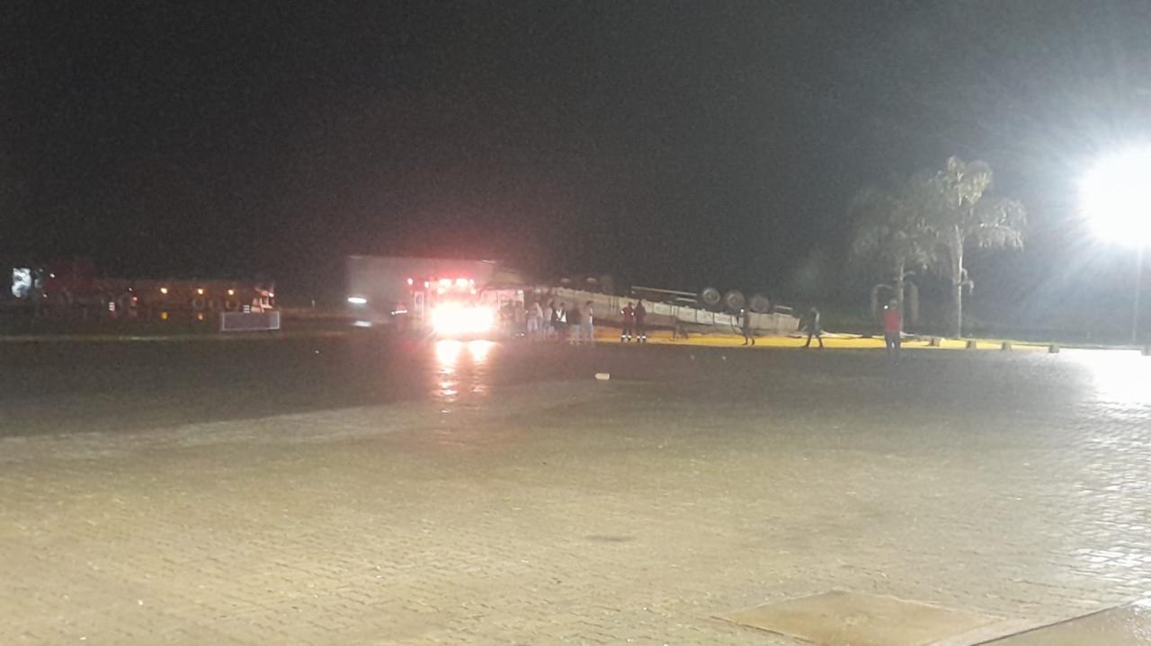 Carreta tomba na entrada de posto de combustíveis na BR-262 em Córrego Danta