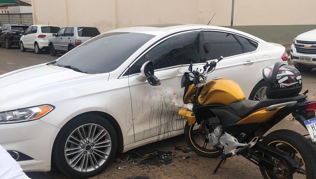 Colisão envolvendo carro e moto é registrada no Centro de Campos Altos