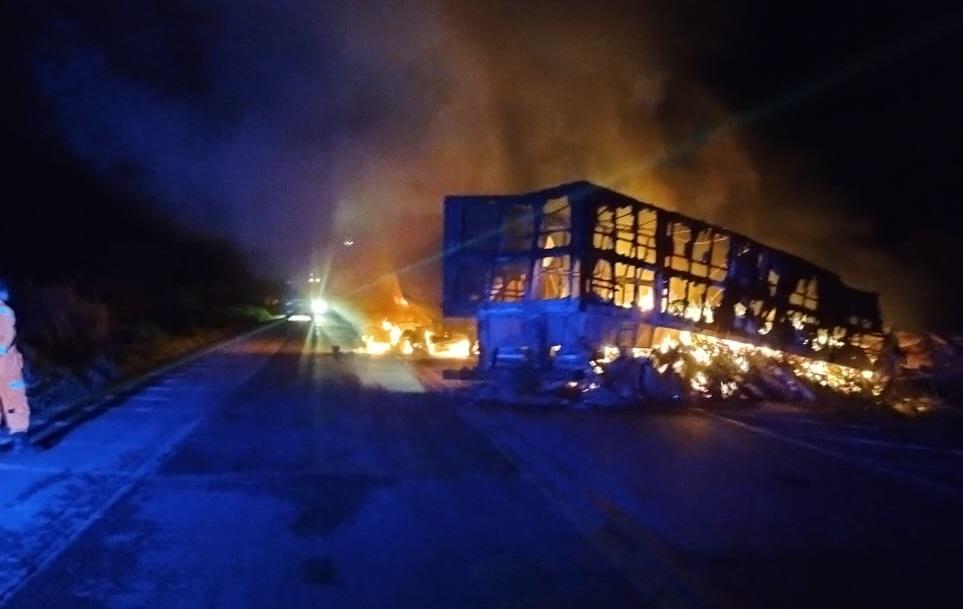 Colisão frontal na BR-262 em Ibiá deixa um morto; veículos pegaram fogo