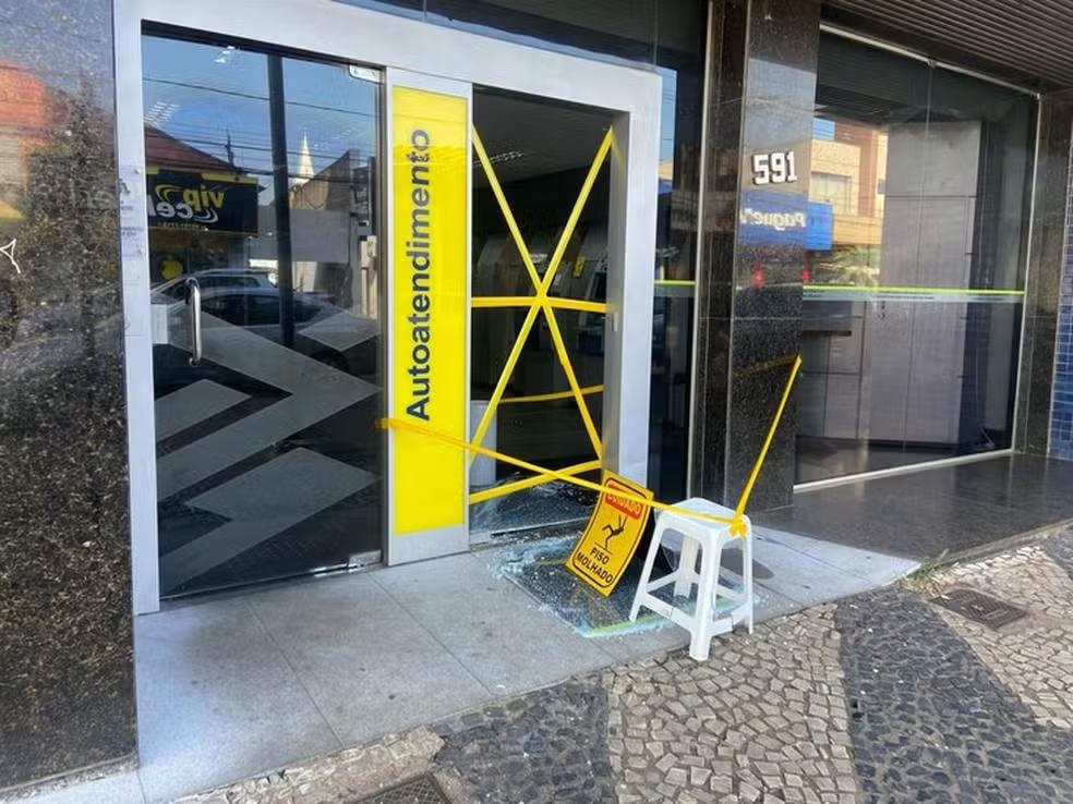Homem destrói fachada de agência bancária depois de não conseguir pagar boleto em Patos de Minas