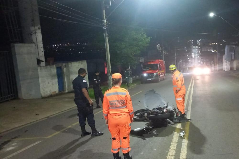 Jovem de 20 anos se fere gravemente ao bater em poste de energia elétrica em Araxá