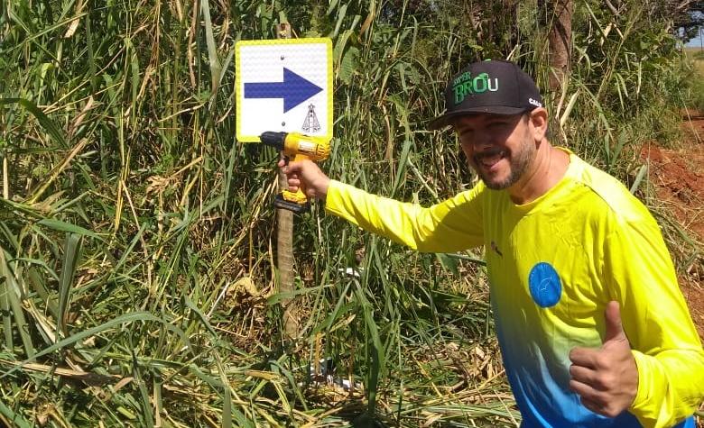 Morador de Arcos instala placas para auxiliar romeiros até Santuário em Campos Altos