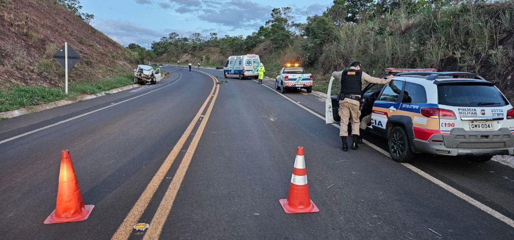 Motociclista e garupa morrem após bater de frente com carro na MGC-462, entre Patrocínio e Perdizes