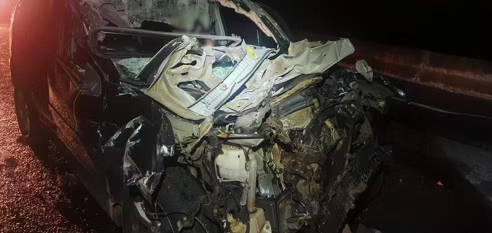 Motorista de carro morre ao bater na traseira de carreta na BR-050