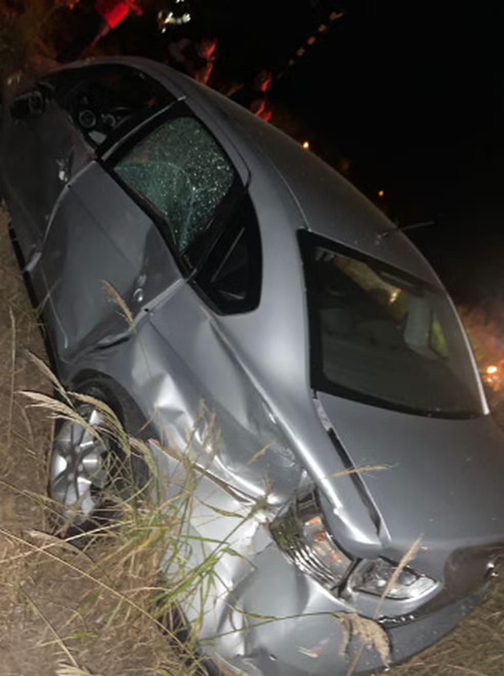 Carro apaga em cima de linha férrea e é atingido por trem em Patrocínio