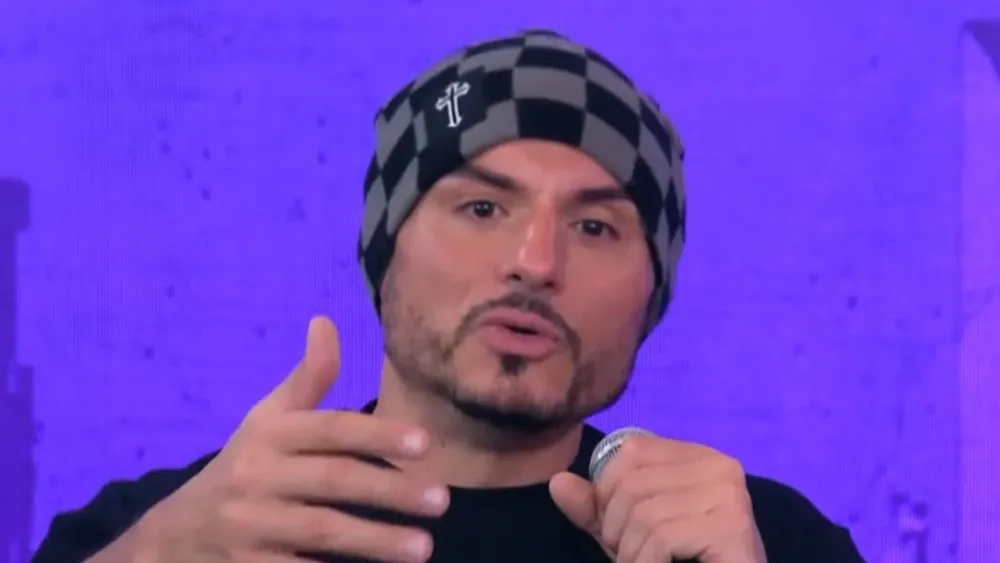 Após ser preso por não pagar pensão, Carlinhos Mendigo diz que não vê filho há seis anos