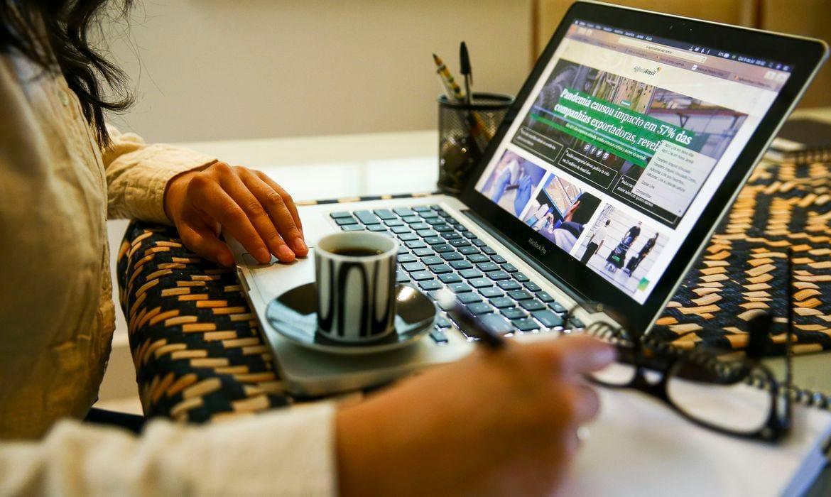 Entenda o que causou apagão cibernético global que afetou redes de comunicação e aeroportos