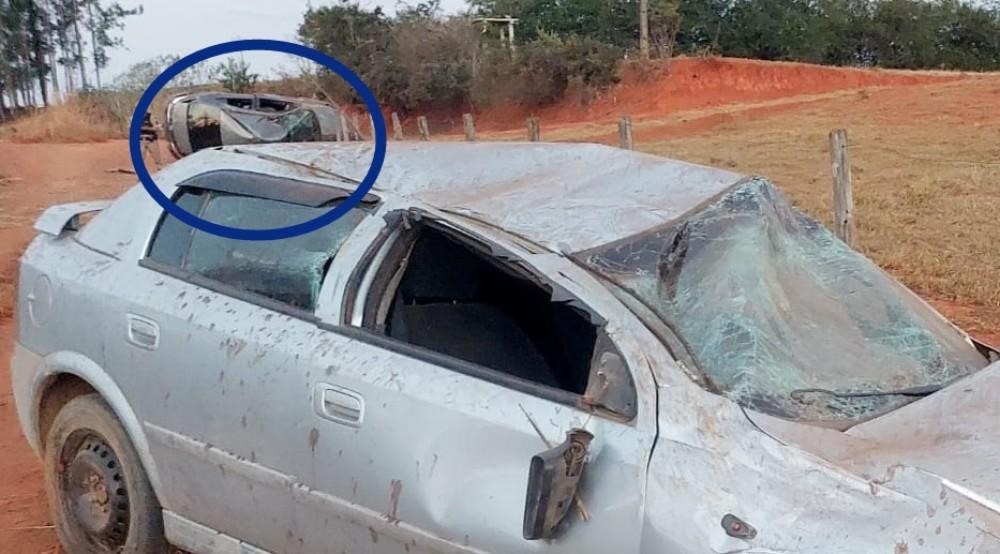 Foto mostra veículos acidentados em fatos distintos com pouca diferença de horário na BR-354 em Bambuí