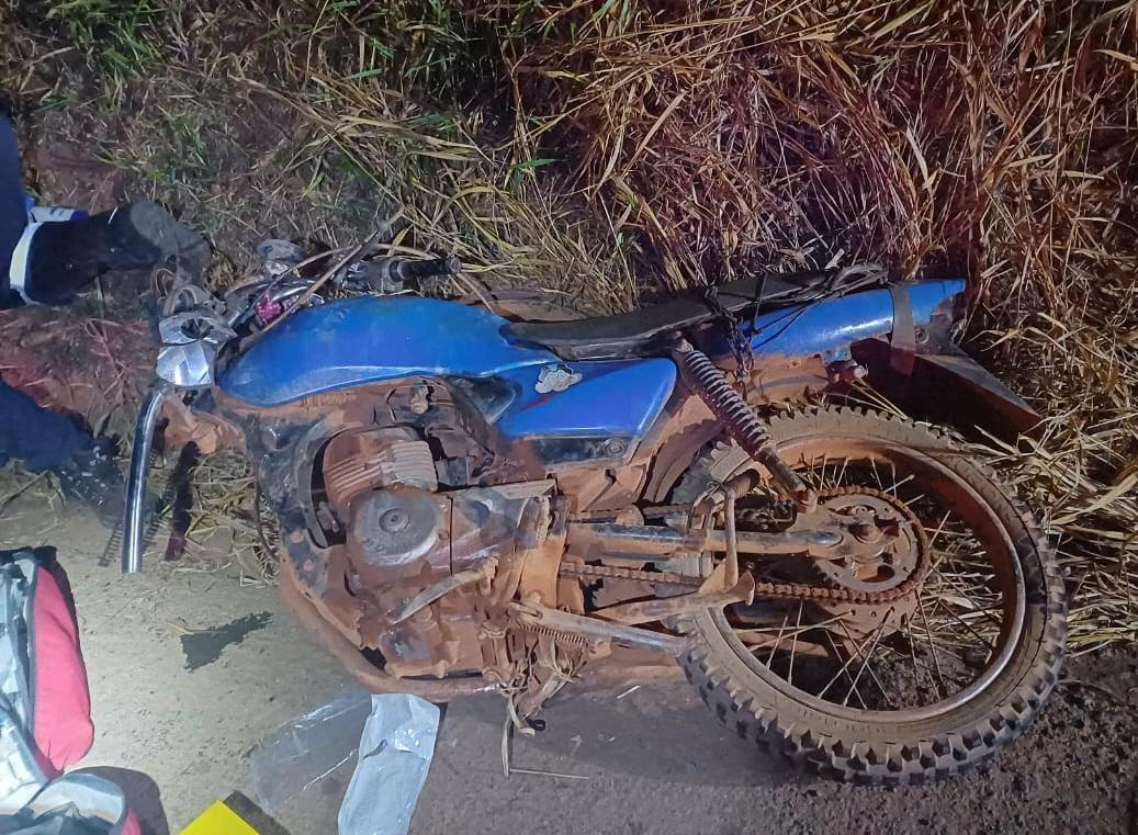 Jovem fica ferido após acidente entre motocicleta e caminhão na BR-354, em Campos Altos