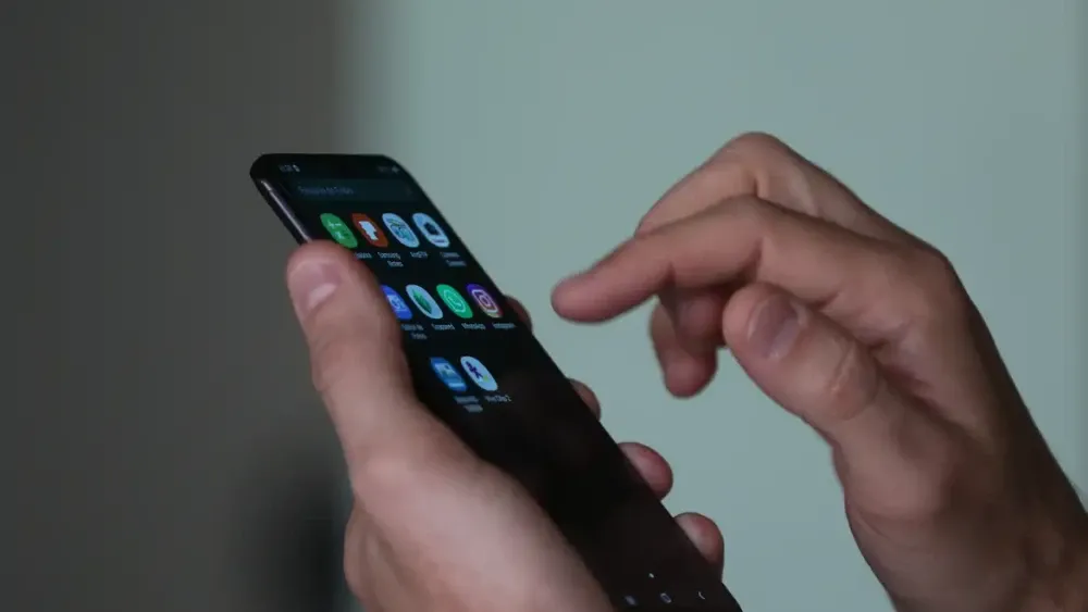 Menino de 12 anos gasta R$ 2 mil em jogo online e agride a mãe em Patos de Minas (MG)