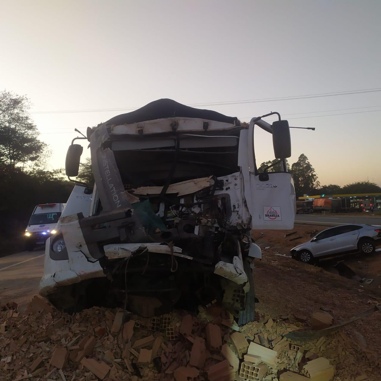 Acidente na BR-262,mata três e deixa três feridos