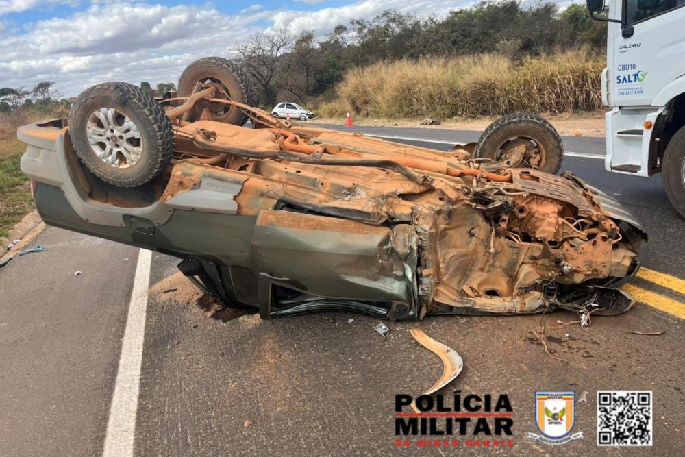 Acidente na MG-452 deixa feridos e carros danificados no município de Perdizes