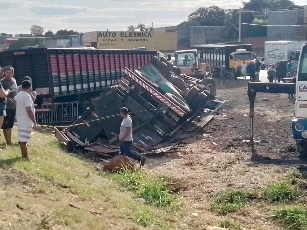 Carreta tomba na BR-050 e motorista morre ao ficar preso às ferragens