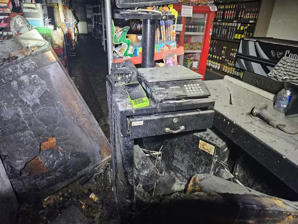 Mercado pega fogo no Centro, em Uberlândia; causa pode ter sido curto-circuito em caixa de compras