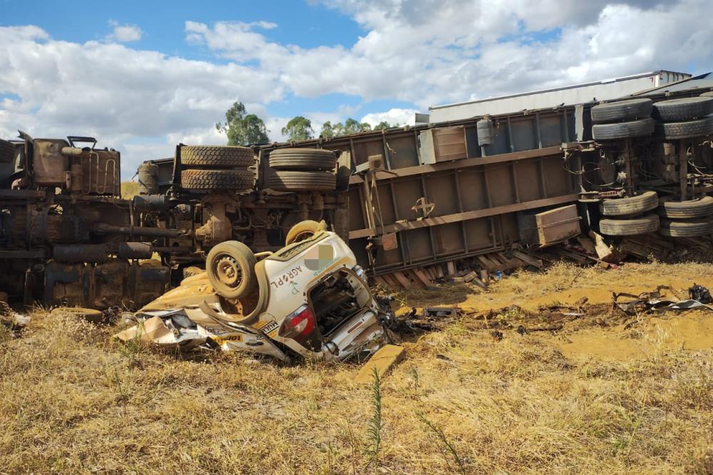 Motorista de 44 anos morre em batida entre carro e caminhão na BR-146, em Perdizes