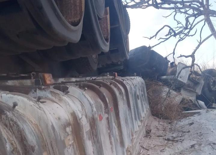 Motorista morre após carreta carregada com gesso capotar na BR-262