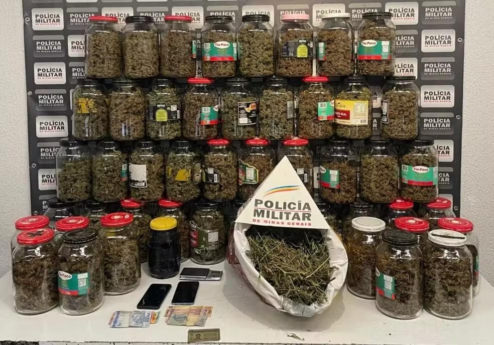 Potes de vidro com 'supermaconha' são achados dentro de guarda-roupa infantil no interior de MG
