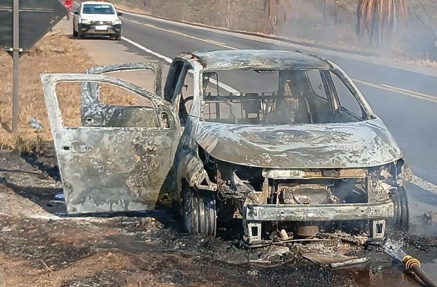 BR-262: carro com pane mecânica fica destruído, após incêndio