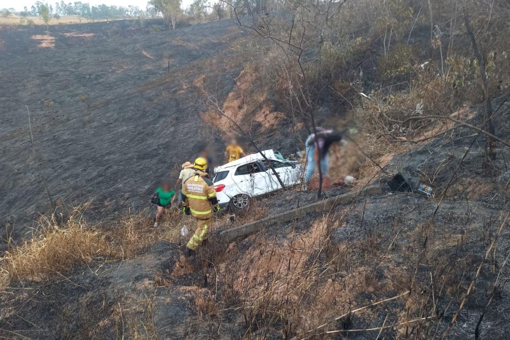 Capotamento na BR-354 deixa cinco feridos em Córrego Danta
