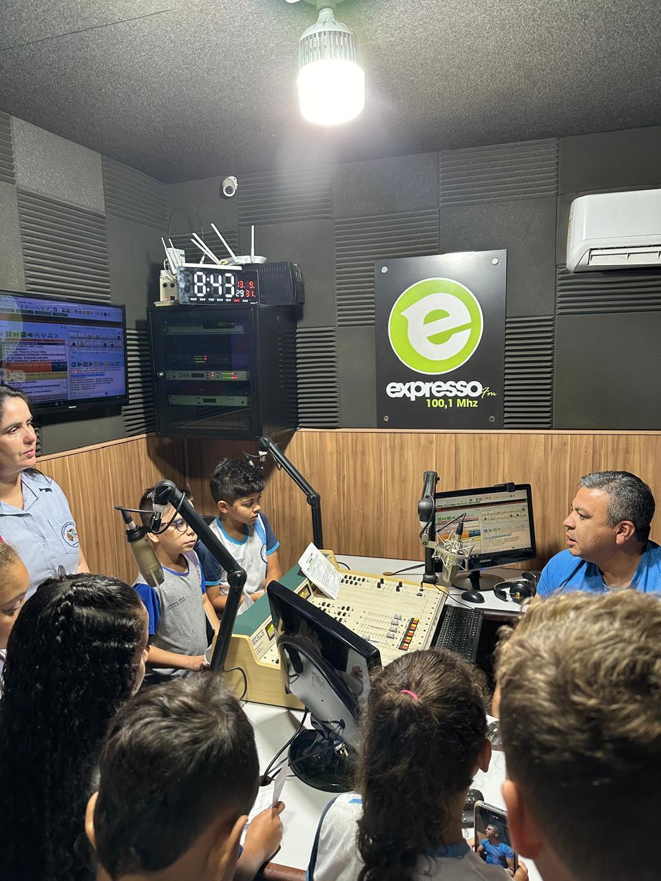 Escola Deiró Borges em Campos Altos, visita instalações da rádio Expresso FM