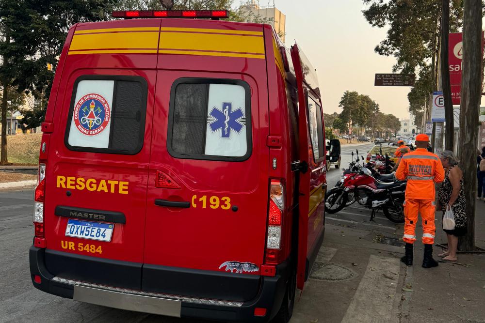 Idosa é atropelada por carro ao atravessar faixa de pedestre no Centro de Araxá
