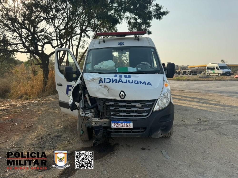 Idosa morre e duas mulheres ficam feridas após carro bater em ambulância no trevo de Arcos