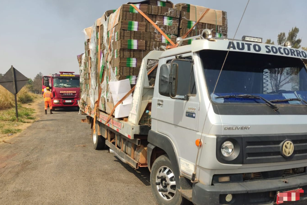 Incêndio em vegetação atinge caminhão na BR-262 em Araxá