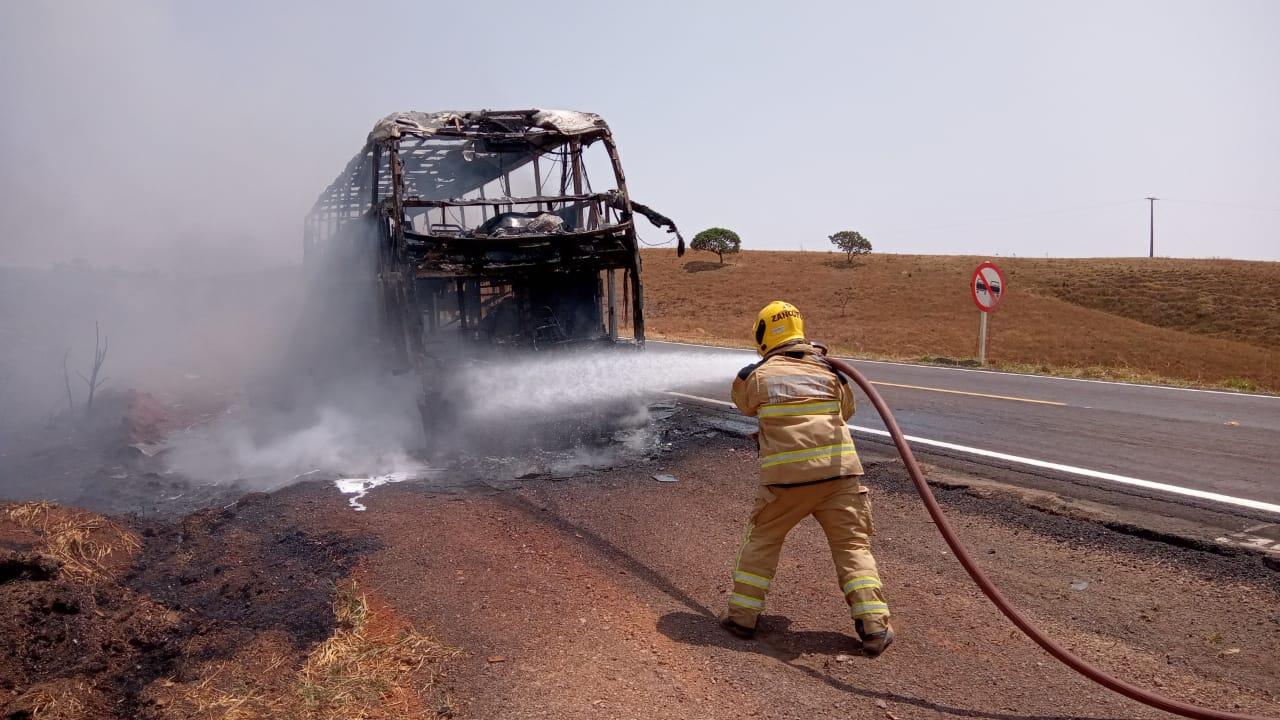 Ônibus de turismo pega fogo na MG-428 em Araxá