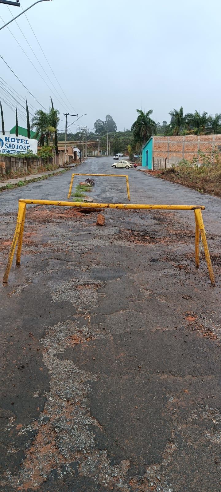 Avenida em Campos Altos fica parcialmente interditada devido à canalização rompida