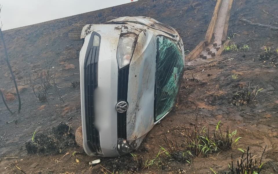 Carro sai da pista, capota e cai em barranco na BR-262 em Campos Altos