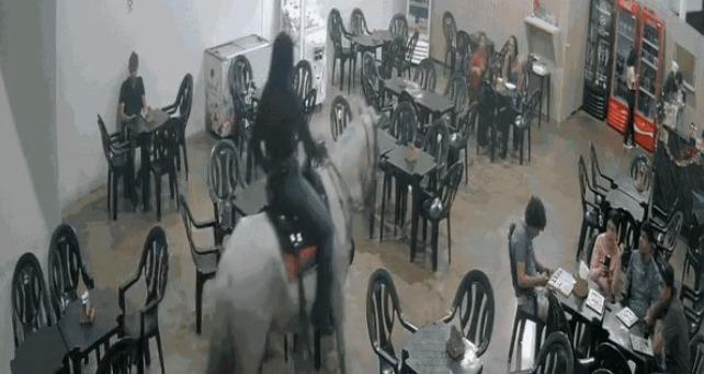 Cowgirl que entrou em pizzaria montada a cavalo em MG diz não se lembrar de nada: 'Descobri pelas redes sociais'