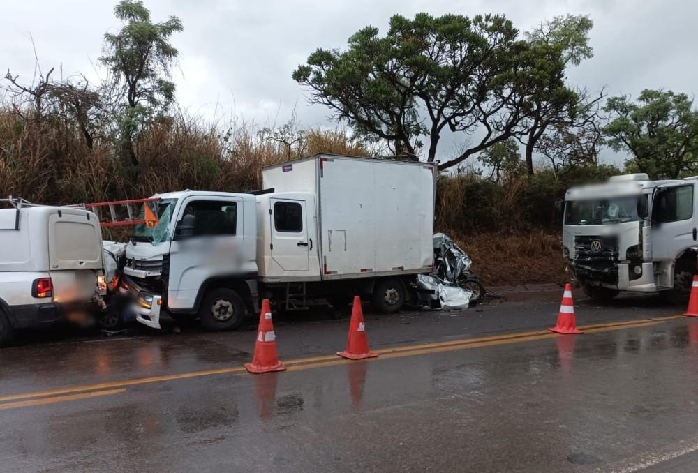 Engavetamento envolvendo seis veículos , deixa vítima fatal na BR-262 em Campos Altos