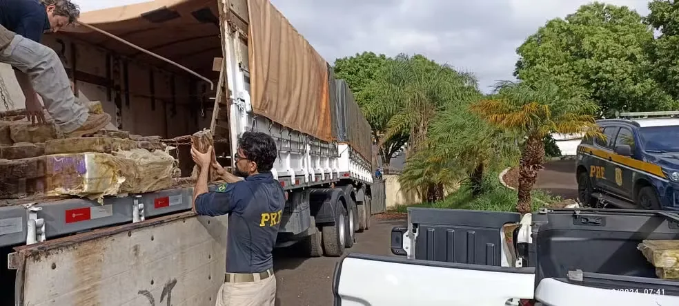 PRF apreende quase três toneladas de maconha e motorista de carreta bitrem é preso em Uberaba