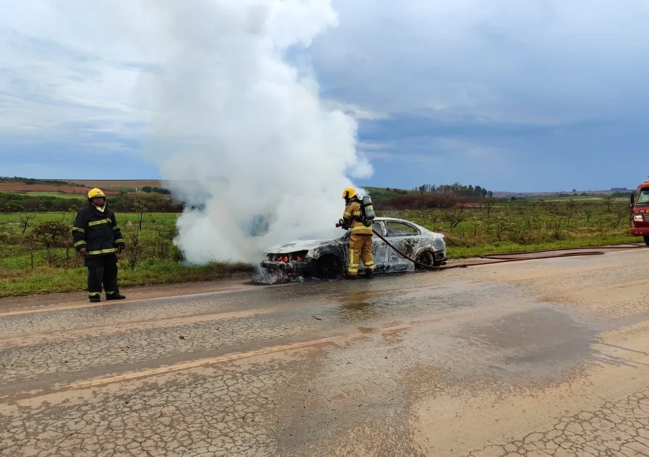 Veículo é consumido por chamas e fica totalmente destruído, na BR-354, entre Campos Altos e Santa Rosa da Serra