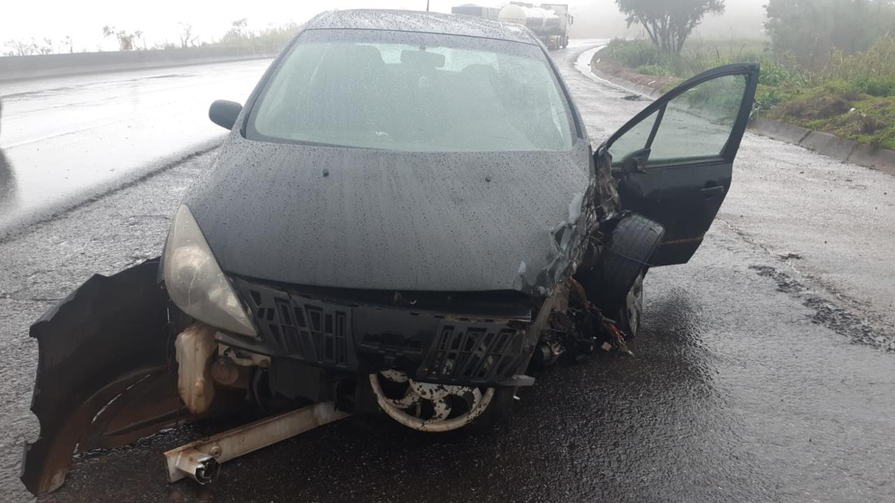 Acidente envolvendo dois caminhões e um veículo, deixa um homem ferido, na BR-262 em Luz MG