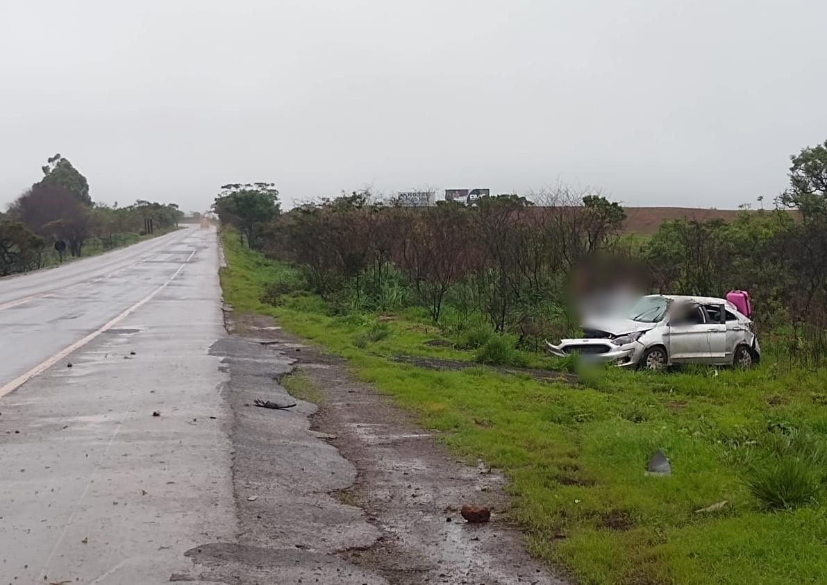 Acidente na BR-262 em Campos Altos,deixa três pessoas feridas