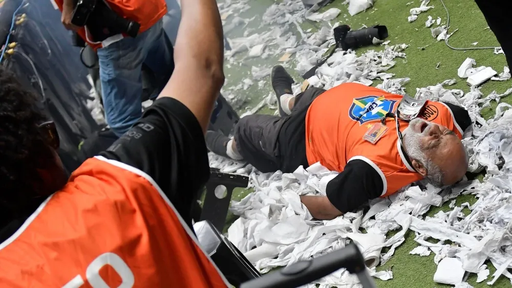 Bomba atirada na Arena MRV acerta fotógrafo, que rompe tendão e passa por cirurgia