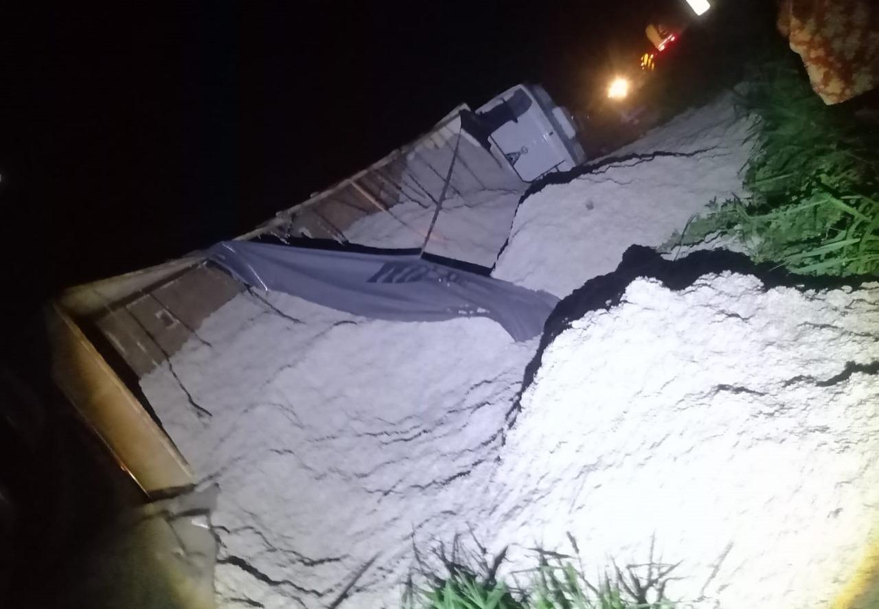 Carreta tomba e interdita trecho da BR-262, na Serra de Luz MG