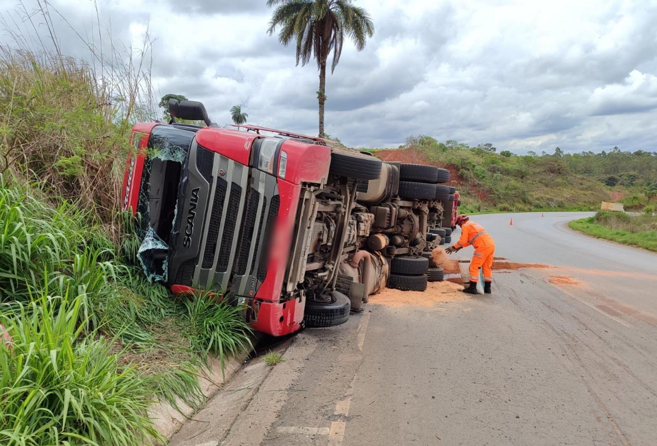 Carreta tomba na BR-354, Bombeiros são acionados para conter vazamento de óleo